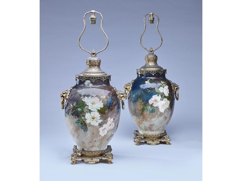 BELLE PAIRE DE VASES de forme balustre en...