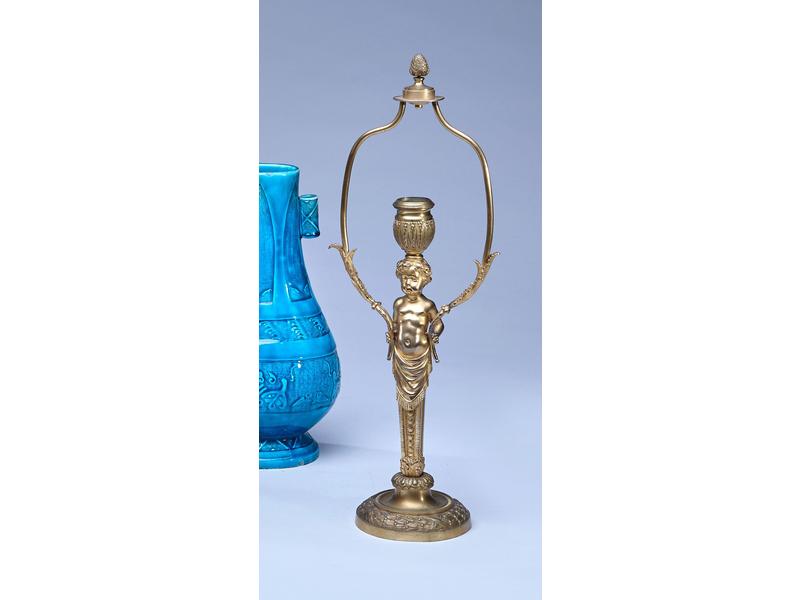 PIED DE LAMPE en bronze doré ciselé figurant...
