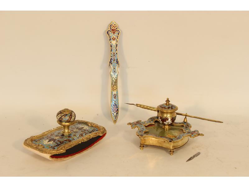 NECESSAIRE DE BUREAU en bronze, émaux cloisonnés,...