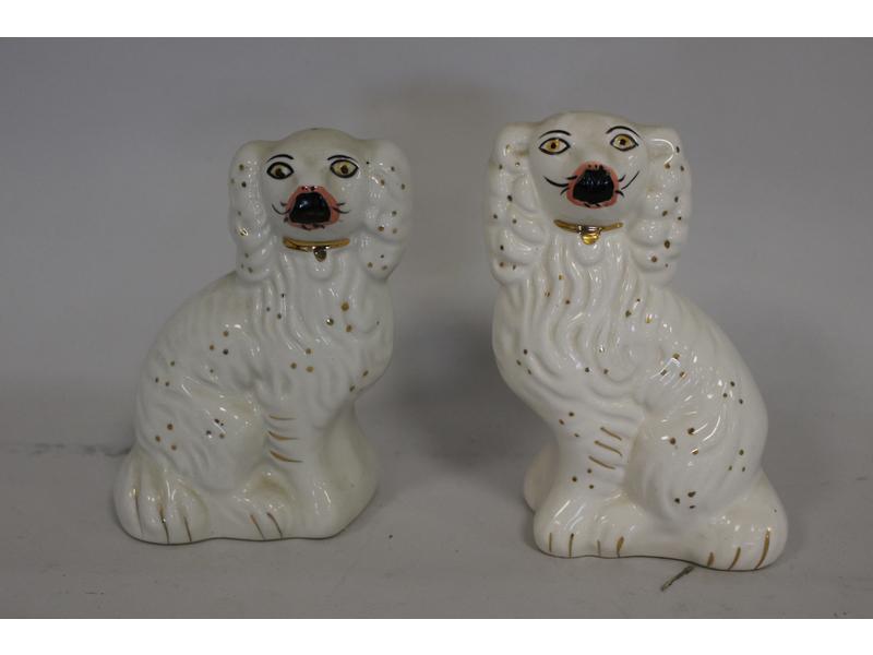 PAIRE DE CHIENS Staffordshire en porcelaine...