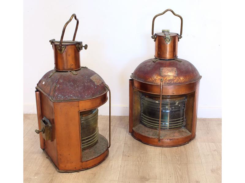 DEUX LANTERNES DE BATEAU en cuivre et laiton,...