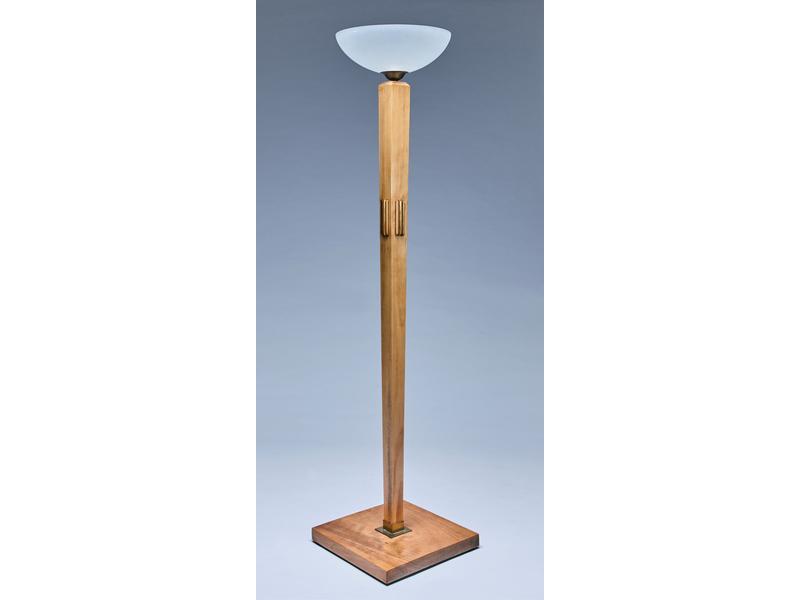 LAMPADAIRE en bois clair, le fût carré fuselé...