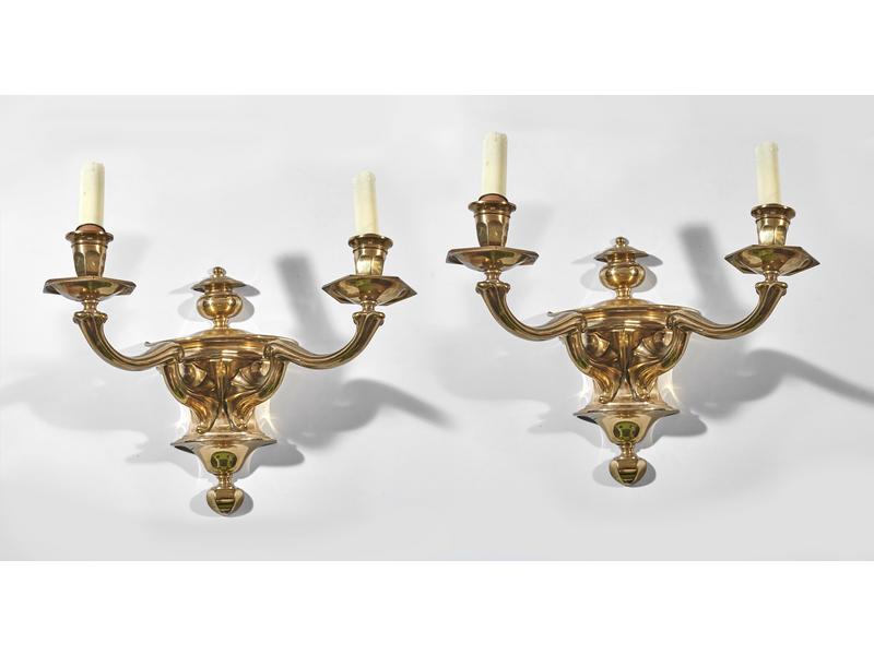 PAIRE D'APPLIQUES en bronze à deux bras de...
