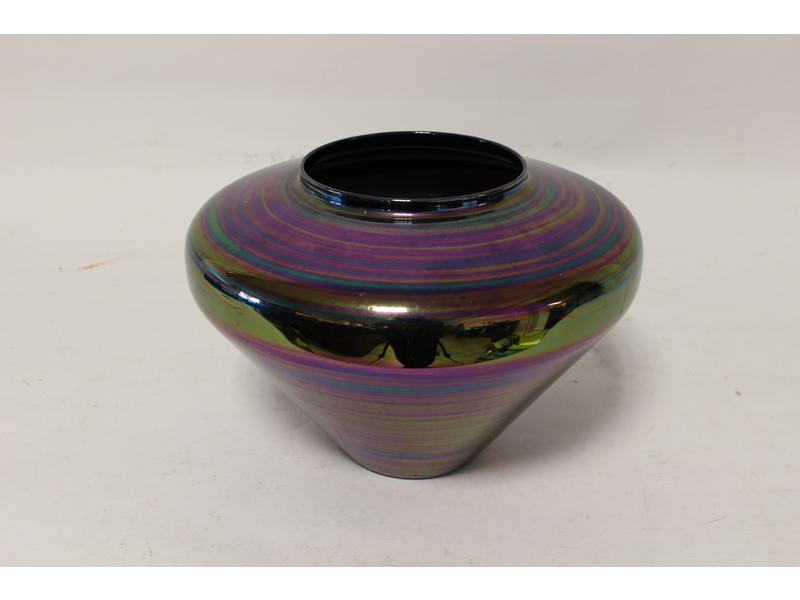VASE de forme toupie en verre irisé.