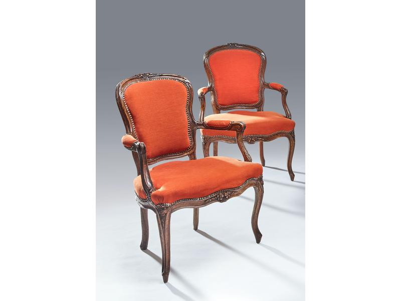 PAIRE DE FAUTEUILS à dossier cabriolet, en...