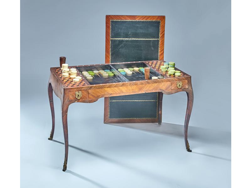TABLE TRIC-TRAC en placage de bois de rose...