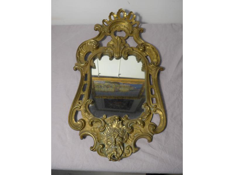 MIROIR dans un cadre en bronze de forme chantournée...