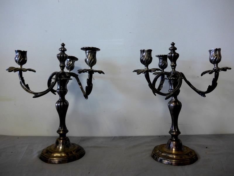 PAIRE DE CANDELABRES à trois bras de lumière,...