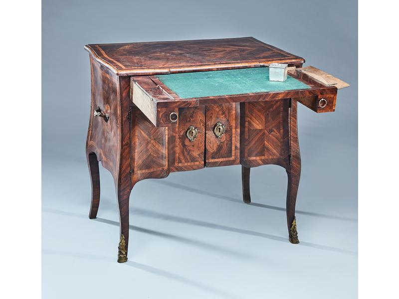 PETIT BUREAU galbé toutes faces en placage...