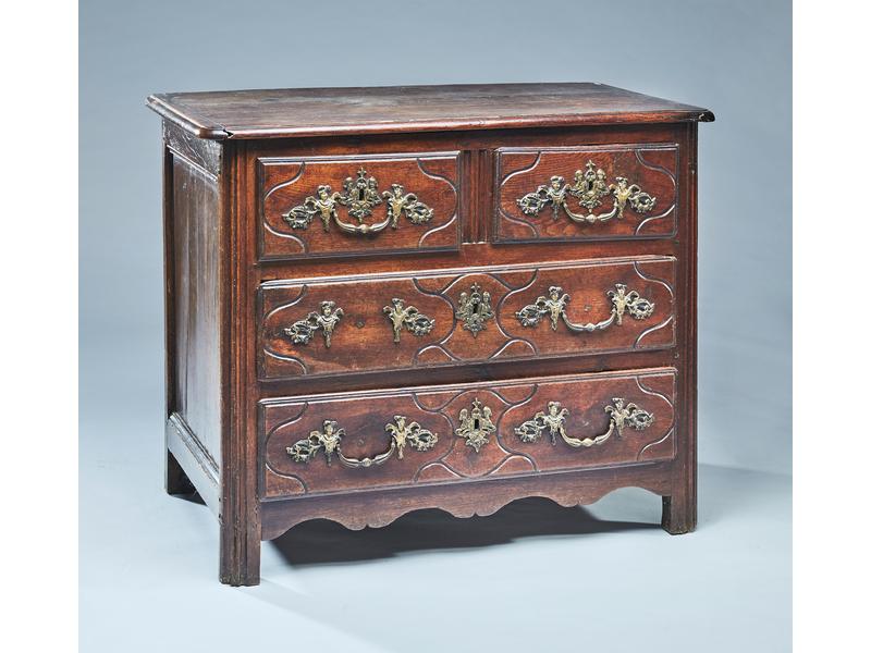 COMMODE rectangulaire en bois naturel mouluré,...