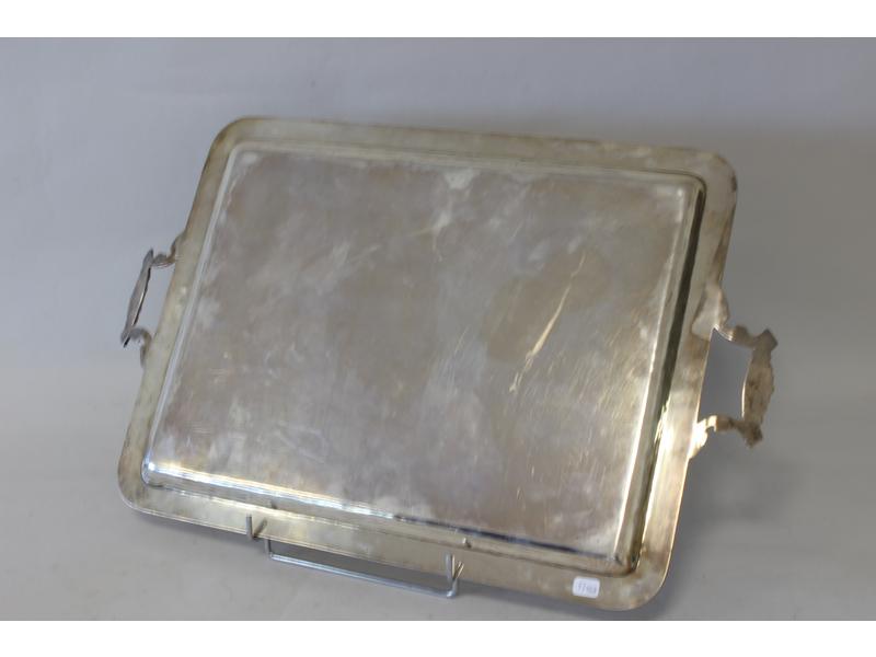 PLATEAU rectangulaire en argent à deux anses,...