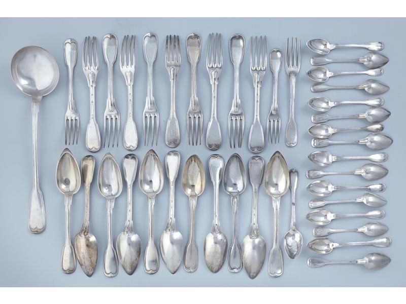MENAGERE DE COUVERTS en argent modèle à filets,...