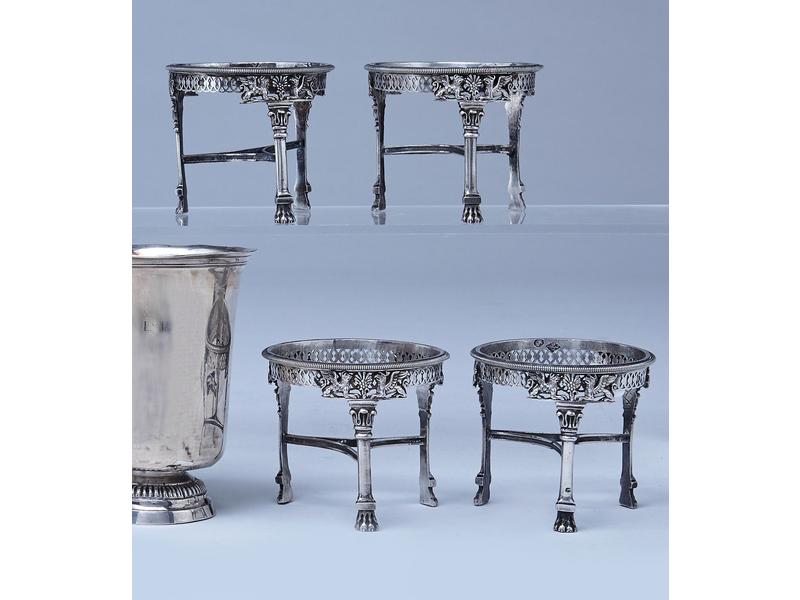 SUITE DE QUATRE MONTURES DE SALERONS en argent...