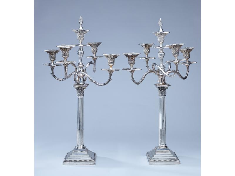 PAIRE DE GRANDS CANDELABRES en argent, à...