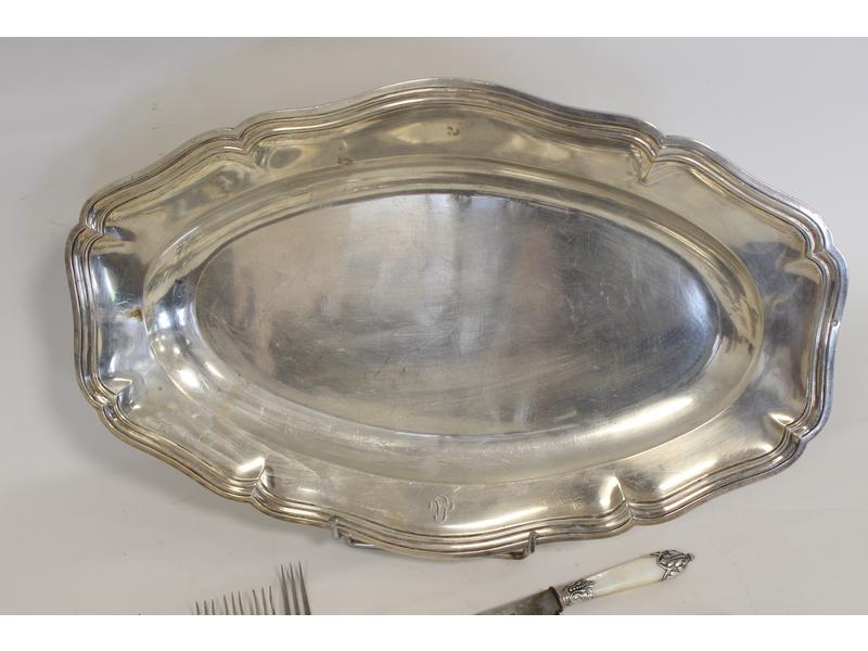 PLAT ovale de forme chantournée en argent,...