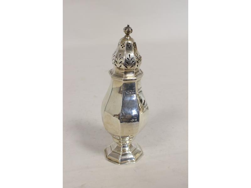 SAUPOUDREUSE en argent de forme balustre...