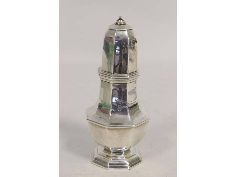 SAUPOUDREUSE en argent de forme balustre...