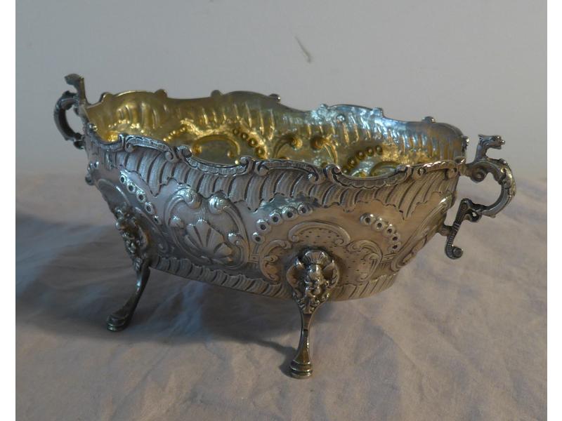COUPE ovale en argent, à deux anses en griffons,...