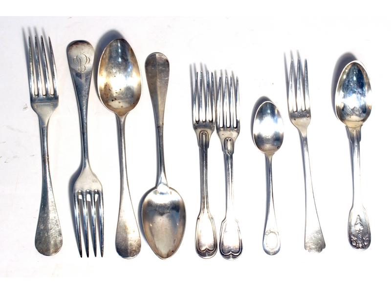 LOT DE COUVERTS en argent dépareillé modèle...