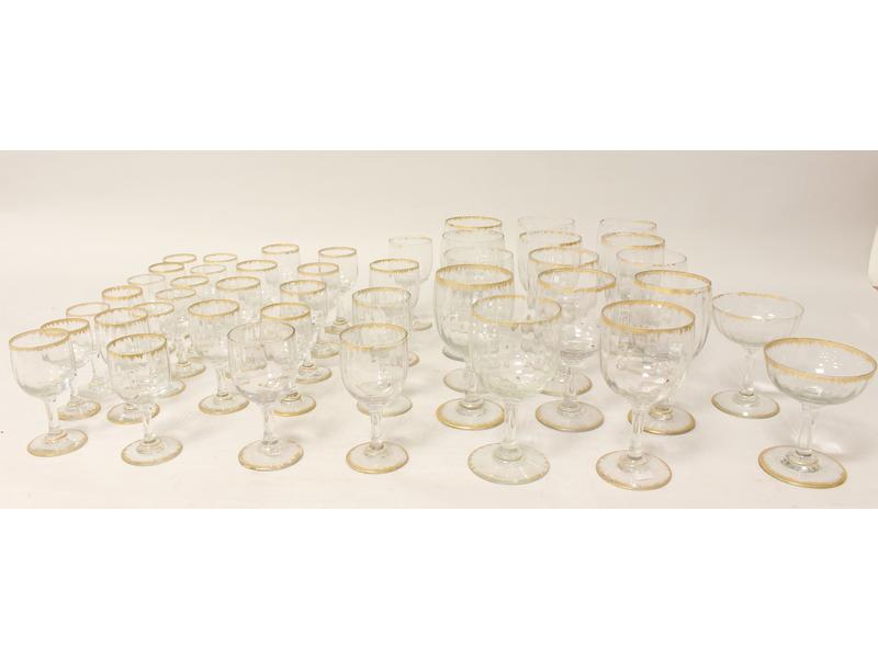 PARTIE DE SERVICE DE VERRES à pied en verre,...