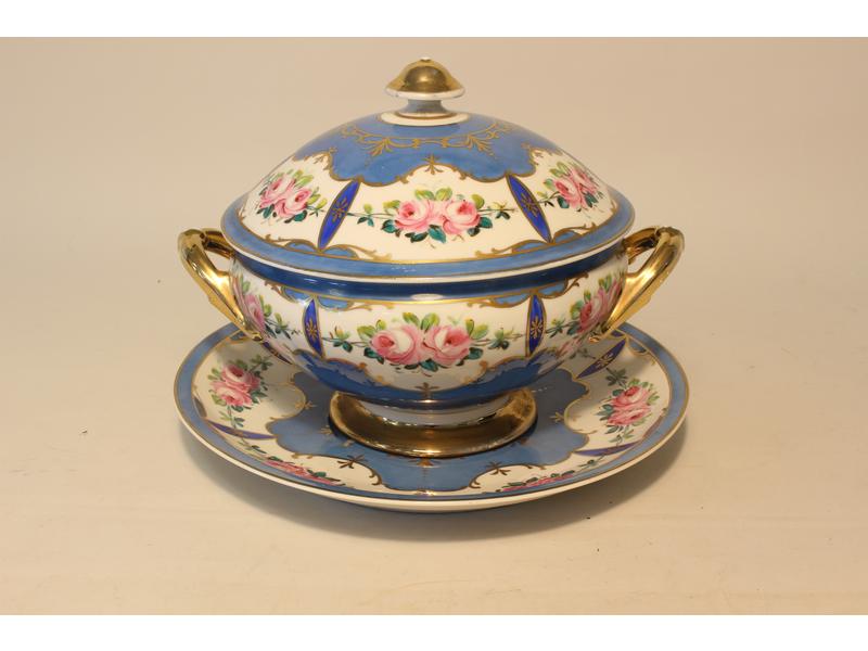 SOUPIERRE ET SON PLATEAU en porcelaine émaillée...