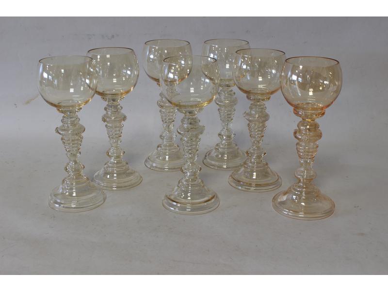 SUITE DE SEPT VERRES DU RHIN en verre soufflé...