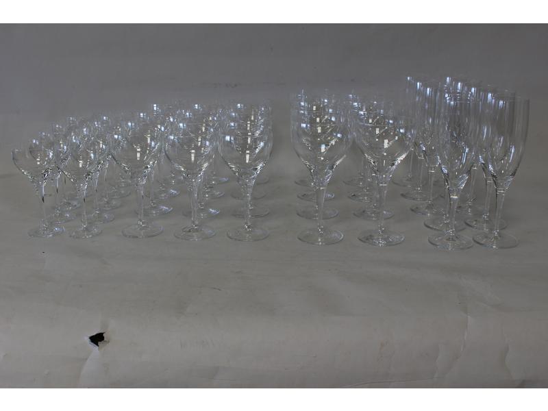 SERVICE DE VERRES à pied en cristal, comprenant...