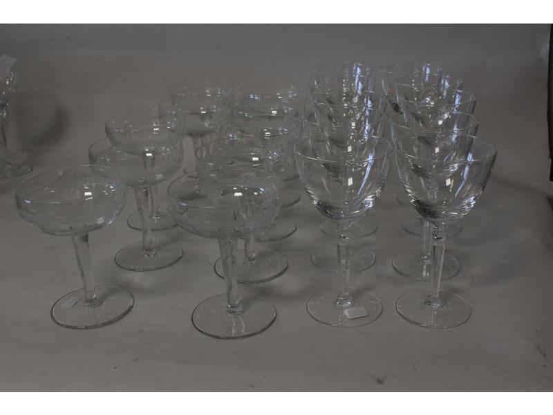 SUITE DE DIX COUPES à champagne en cristal...