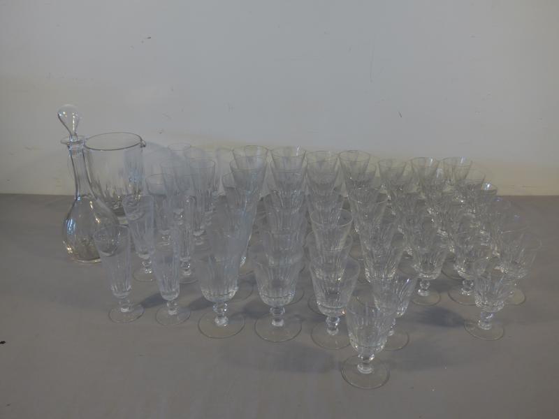 PARTIE DE SERVICE DE VERRES en cristal taillé...
