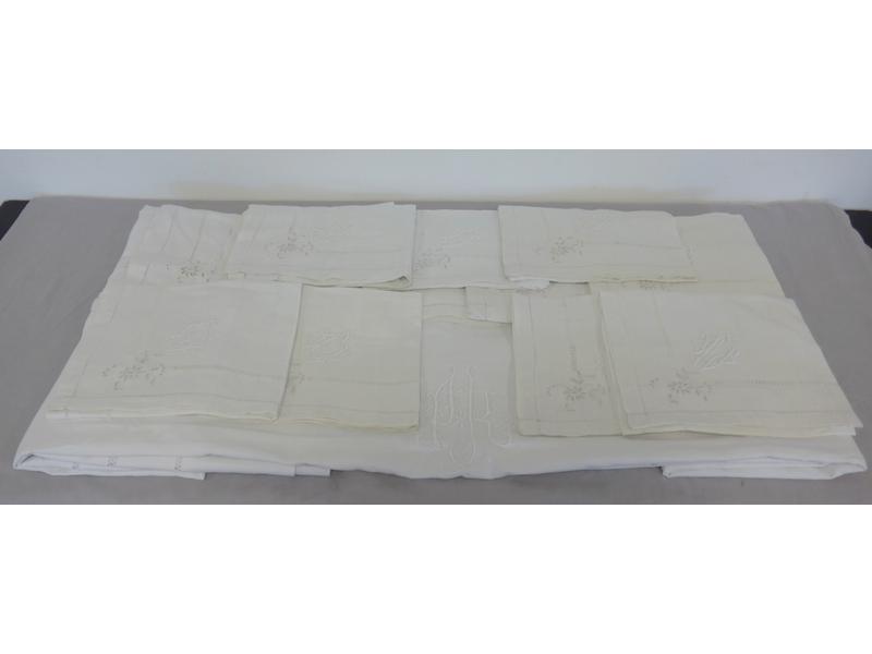 DRAP ET DOUZE SERVIETTES en coton blanc brodé...