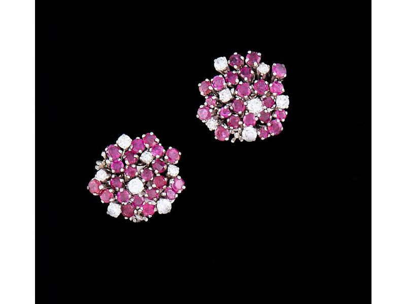 PAIRE DE CLIPS D'OREILLES en or gris 18K...