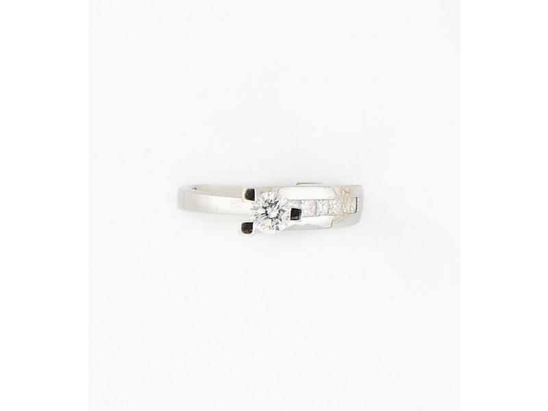 BAGUE en or blanc (750) sertie d'un diamant...