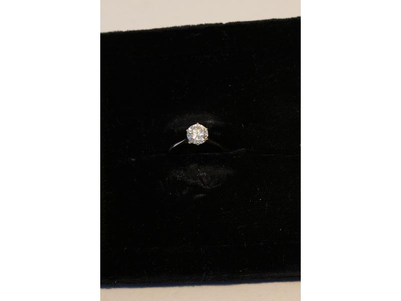 SOLITAIRE en or blanc (750) serti d'un diamant...