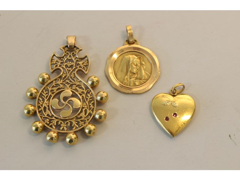 TROIS PENDENTIFS en or jaune (750) représentant...