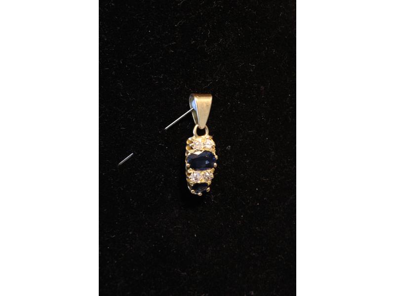 PENDENTIF en or jaune (750), saphir et b...