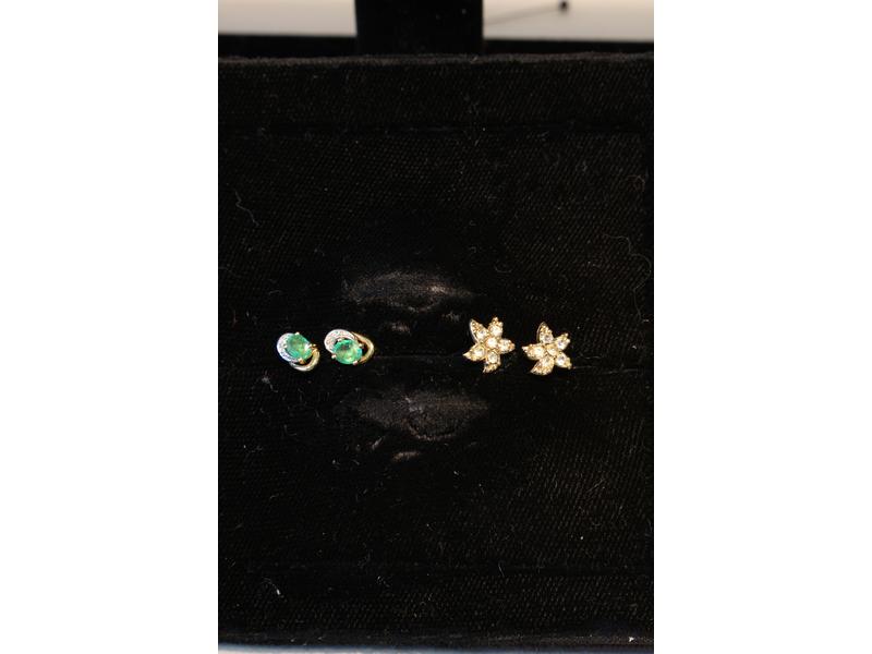 DEUX PAIRES DE BOUTONS D'OREILLES, étoile...
