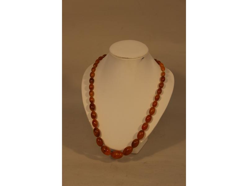 COLLIER en perles d'ambre de mer ovale en...