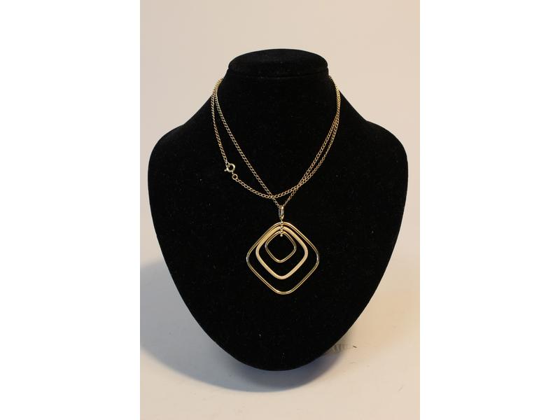 PENDENTIF en or jaune (750) à 3 carrés enchassés...