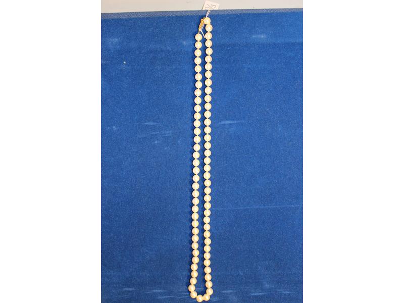 COLLIER DE 74 PERLES avec fermoir rectangulaire...
