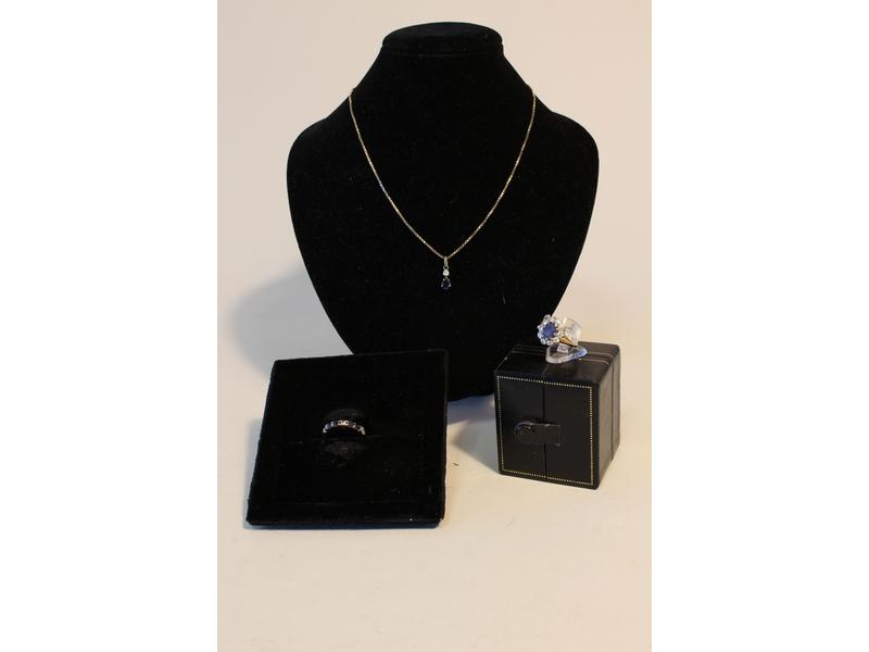 CHAÎNE et PENDENTIF en or gris (750), le...