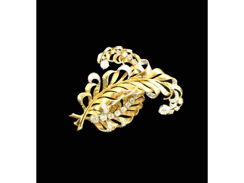 BROCHE en or jaune (750) en forme de deux...
