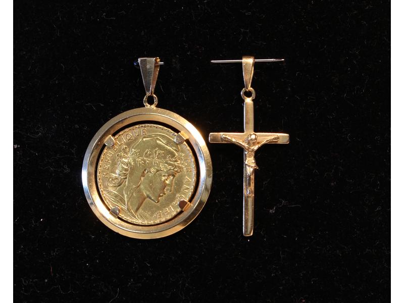 DEUX PENDENTIFS en or jaune (750), l'un avec...