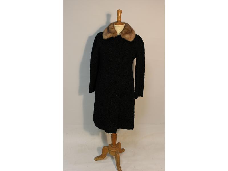 MANTEAU cintré en astrakan noir à col en...