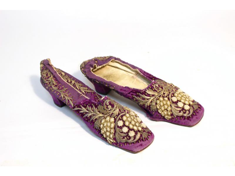 PAIRE DE CHAUSSURES ou MULES en soie mauve...