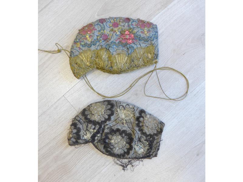 DEUX COIFFES OU BONNETS brodés sur soie de...