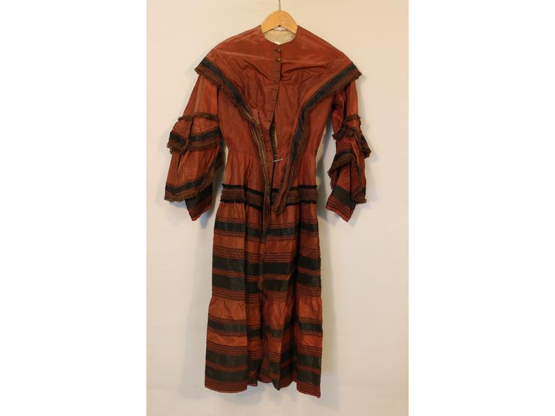 ROBE corsage cintrée en soie brune rayée...