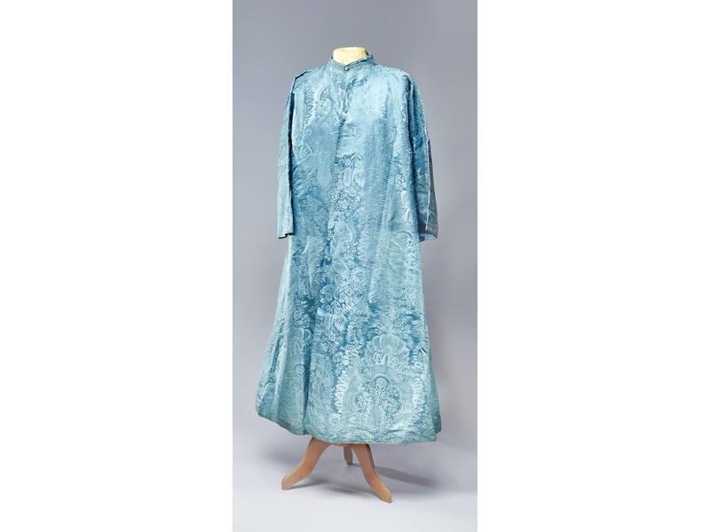 LARGE MANTEAU évasé en soie sauvage bleue,...