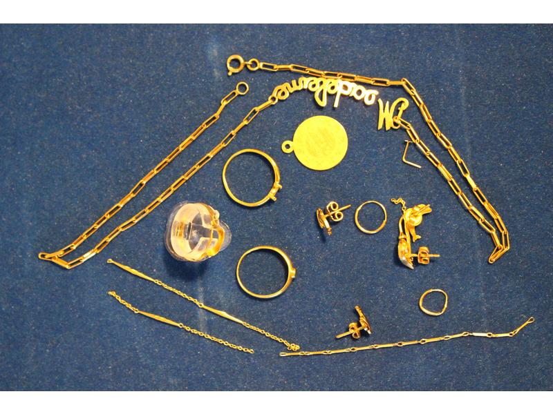LOT DE DEBRIS d'or, (750), poids brut : ...