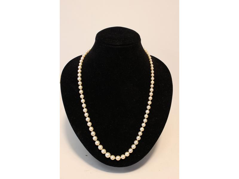 COLLIER de 88 perles de culture en chute,...