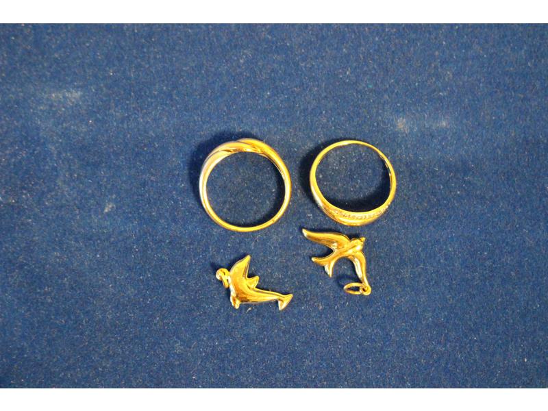 LOT D'OR (750), comprenant deux pendentifs...